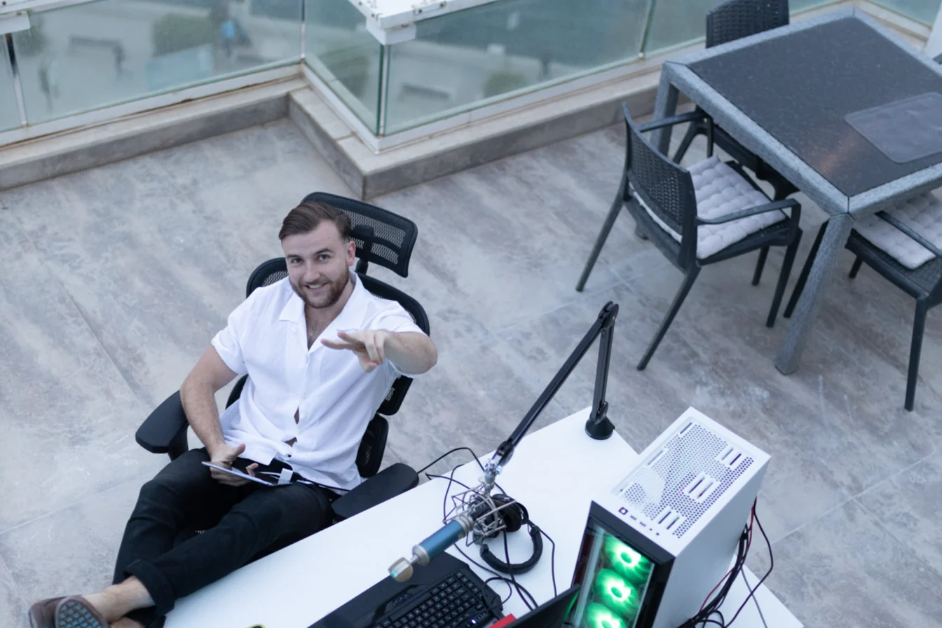 Vue du dessus : Théo Bayoux pointe l'objectif depuis son bureau de montage