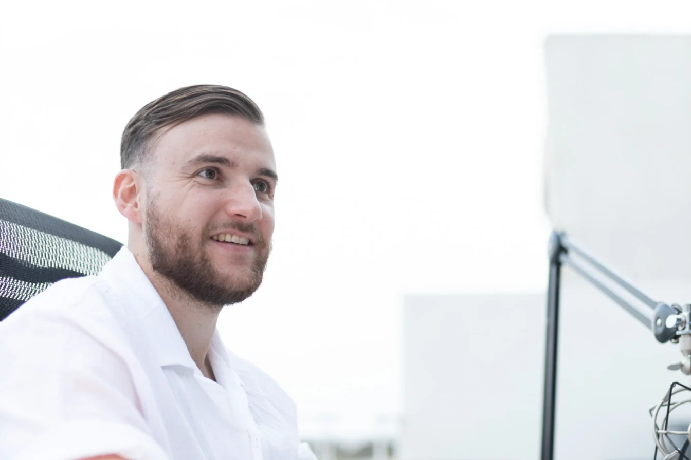 Théo Bayoux souriant à son bureau de montage