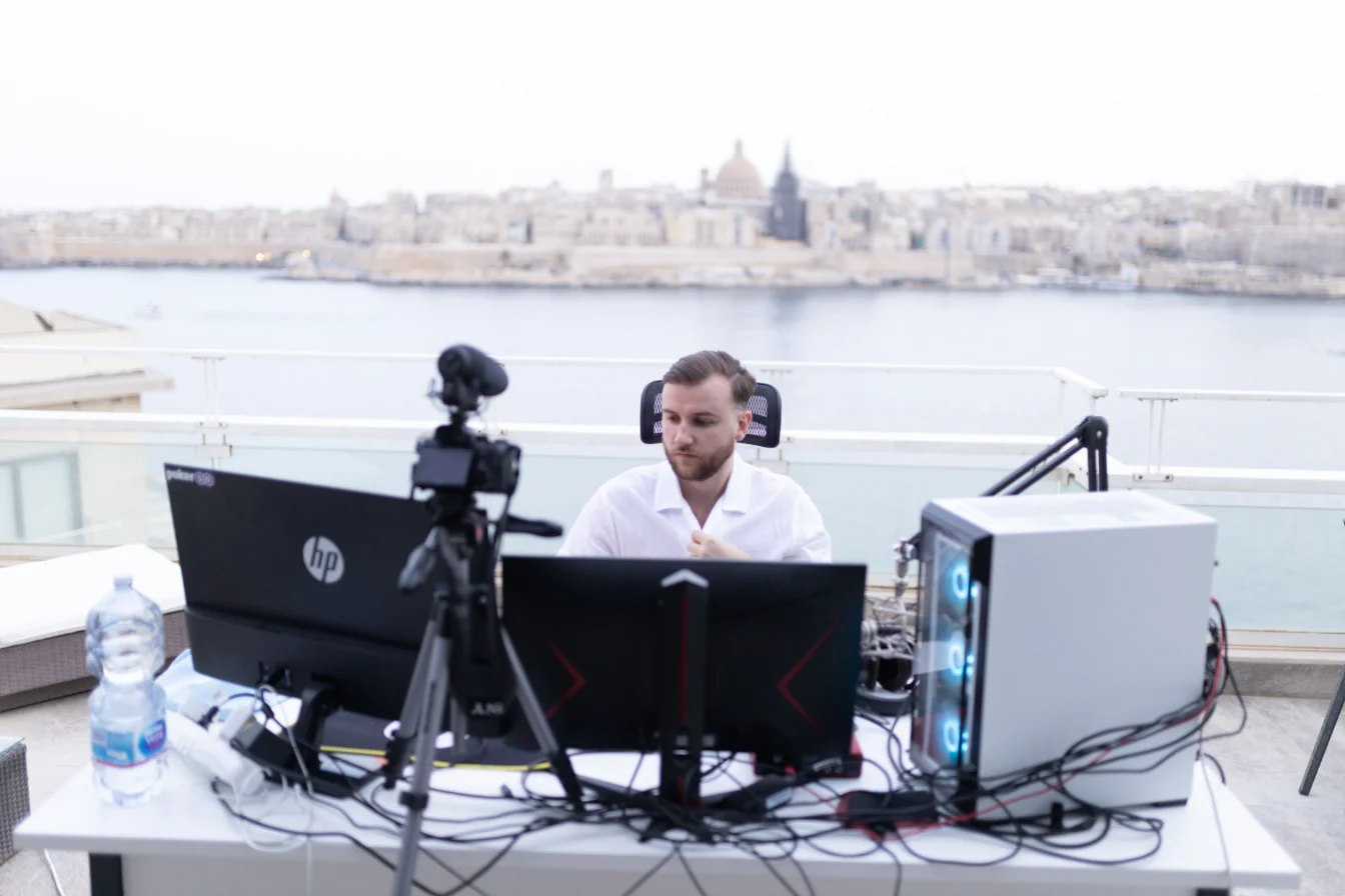 Théo Bayoux à son poste de montage en extérieur, face à la mer