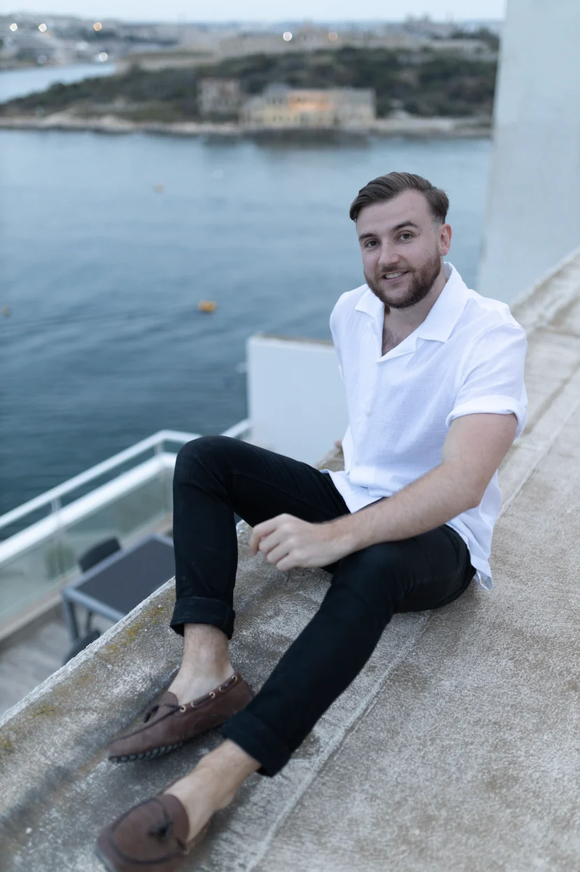 Théo Bayoux assis sur la terrasse, souriant