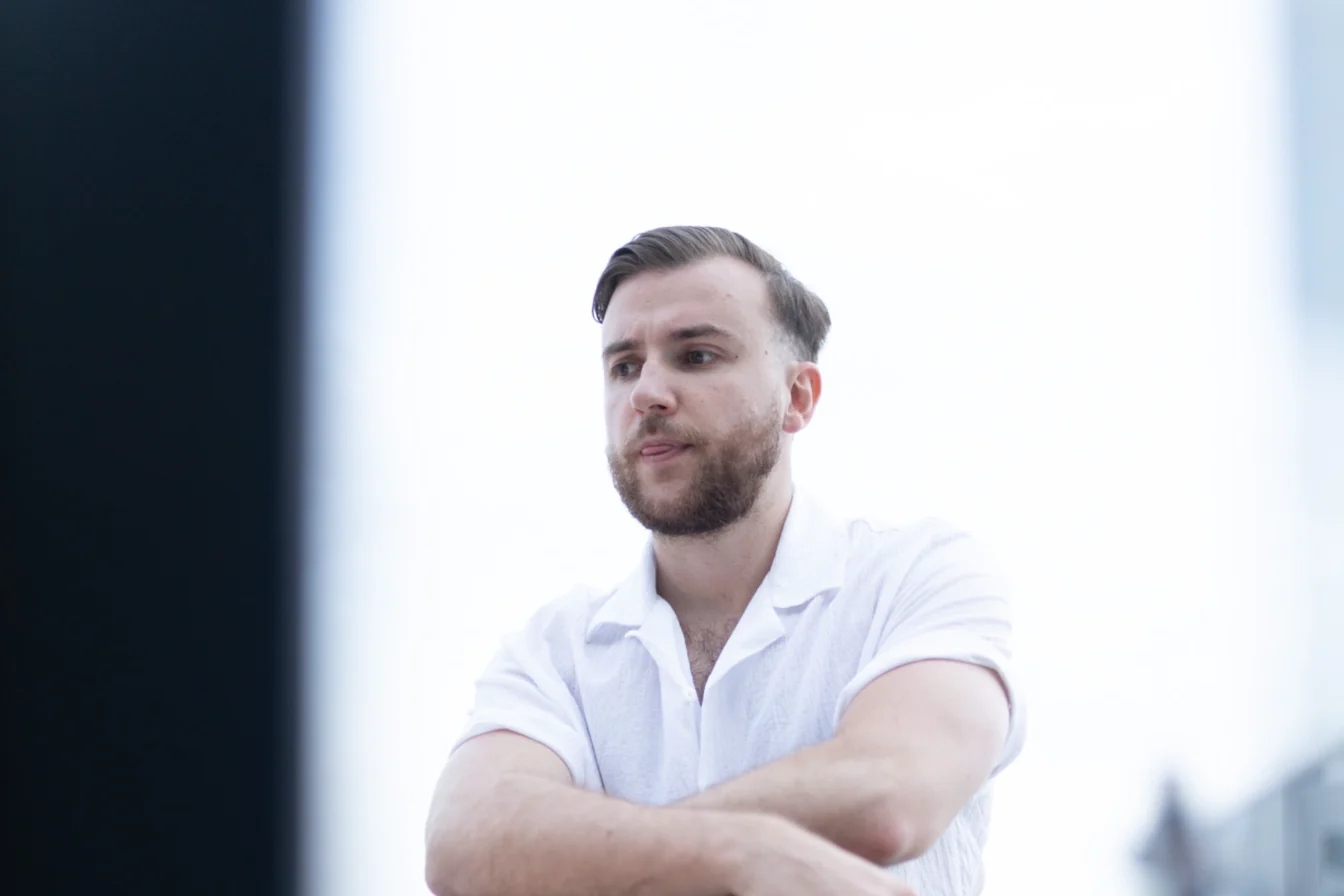 Théo Bayoux, les bras croisés sur sa chaise de bureau