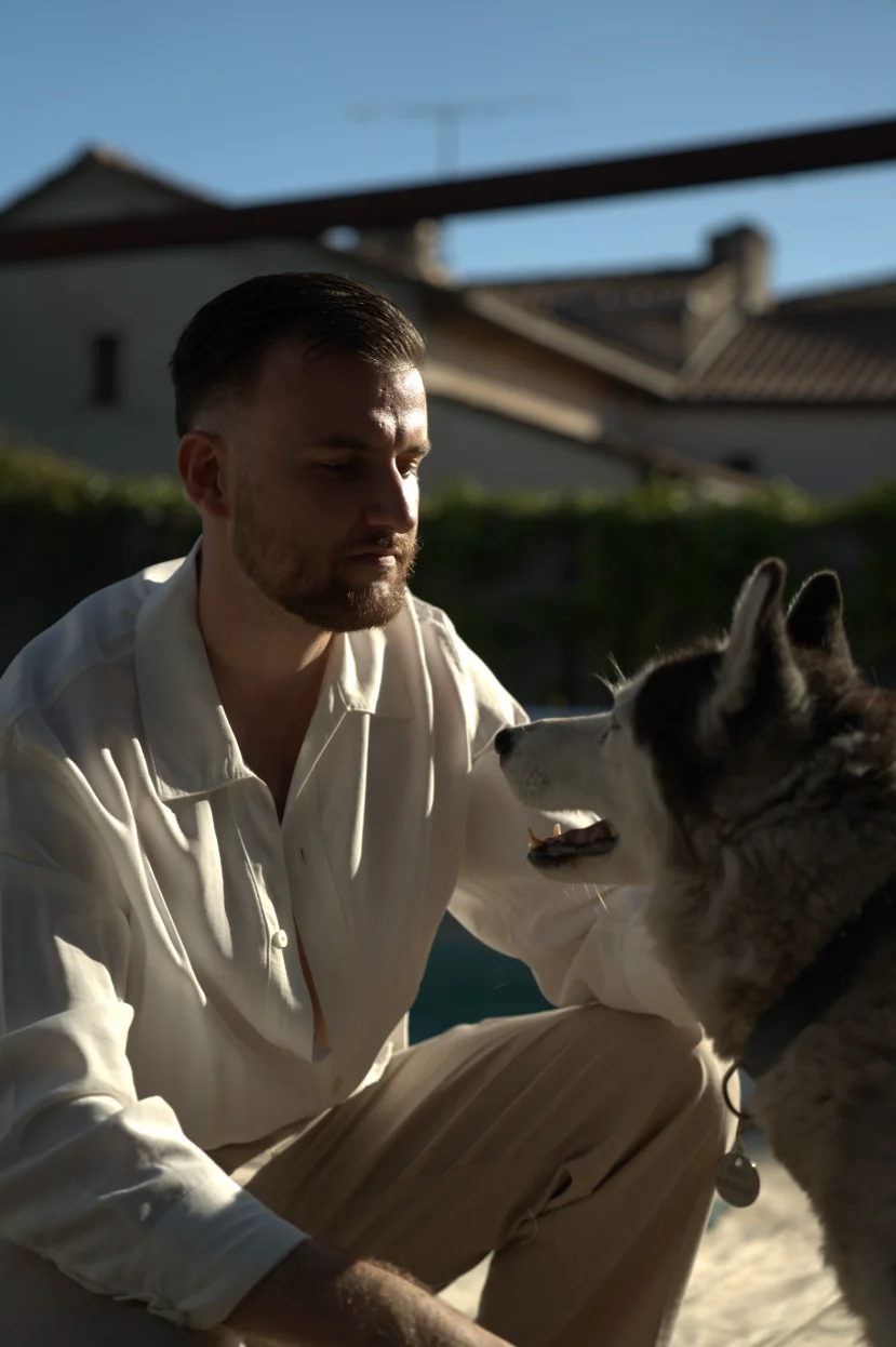 Théo Bayoux et son husky au soleil