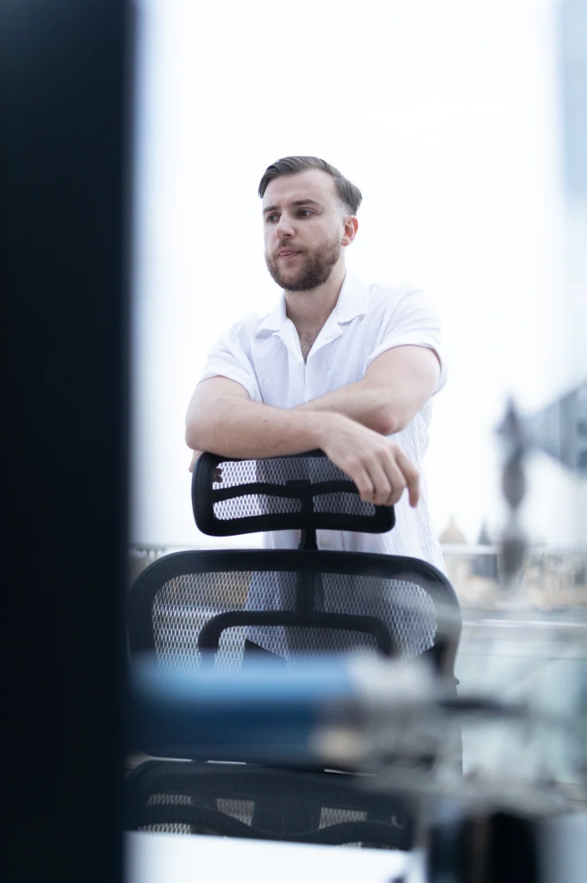 Théo Bayoux les bras posés sur sa chaise, l'air concentré