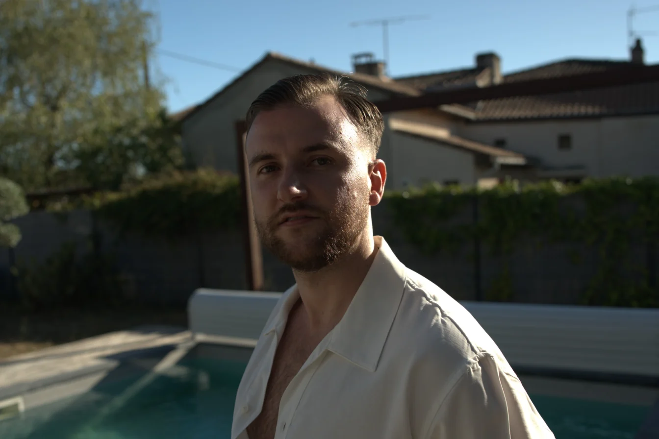 Théo Bayoux au bord de la piscine, dans le jardin