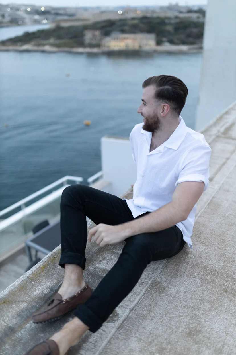 Théo Bayoux souriant, assis face à la mer