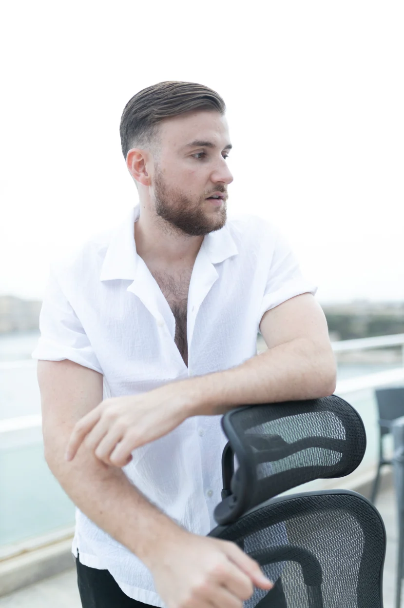 Théo Bayoux pensif, appuyé sur sa chaise