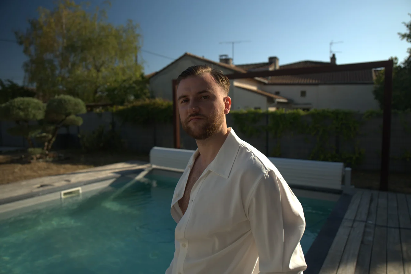 Théo Bayoux au bord d'une piscine, regard vers l'objectif