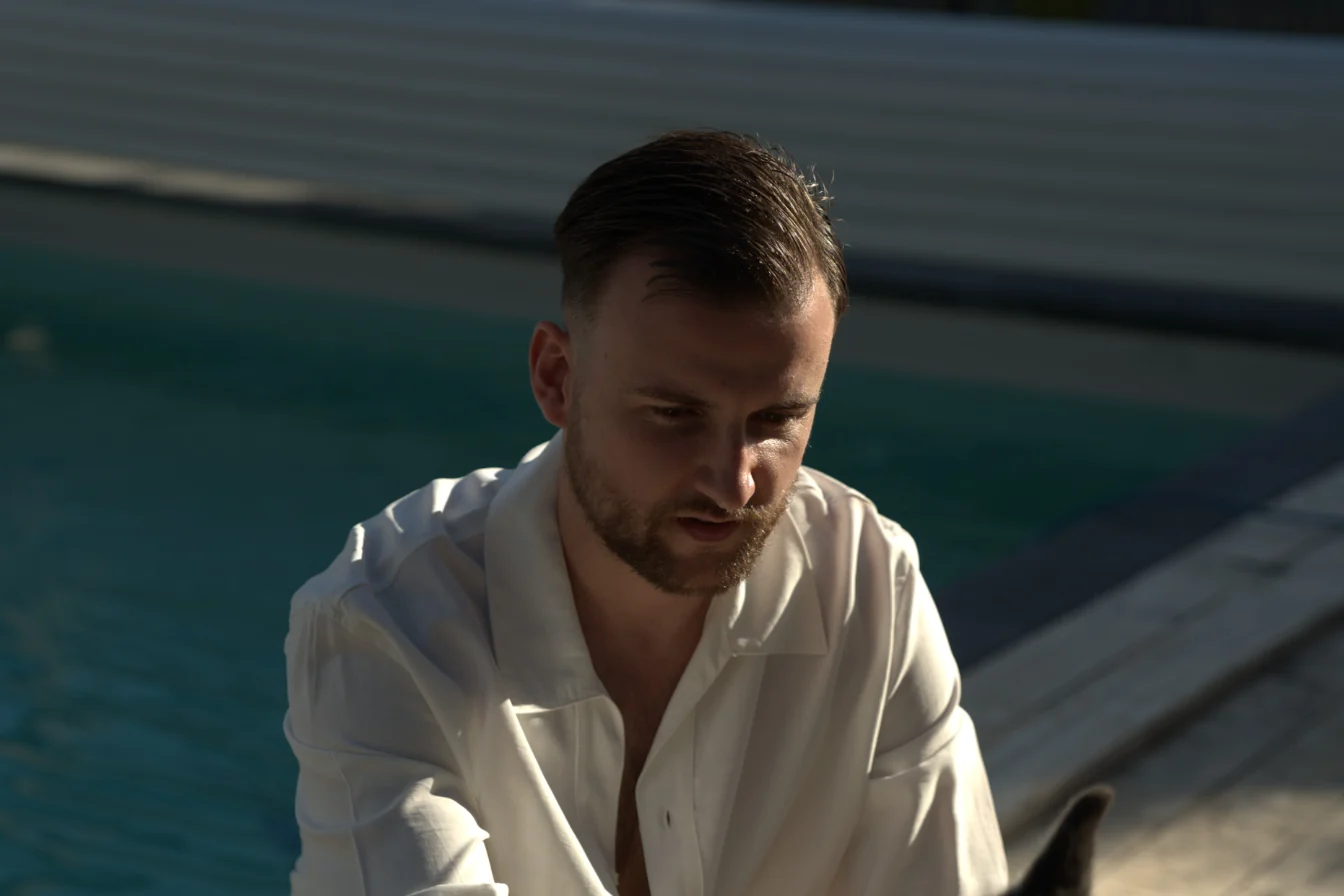 Théo Bayoux pensif au bord de la piscine