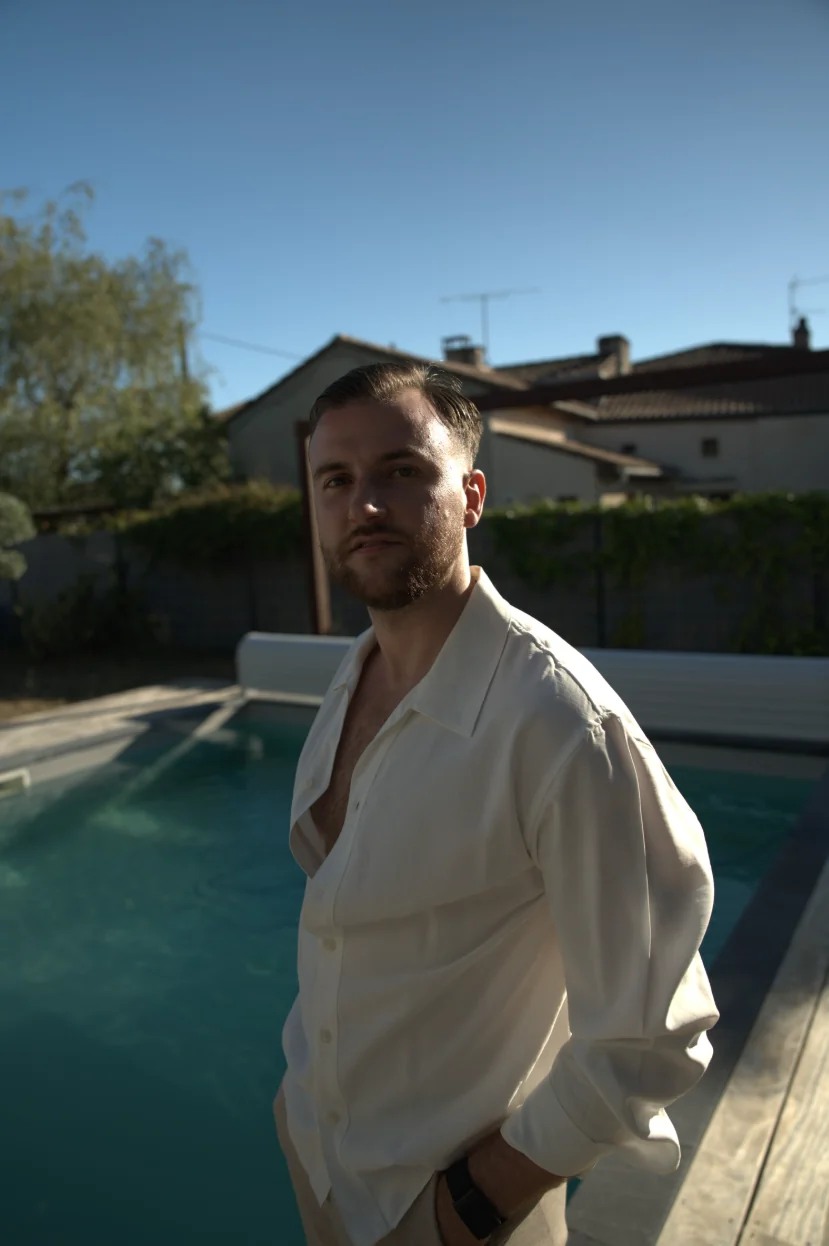 Théo Bayoux au bord d'une piscine, regard vers l'objectif