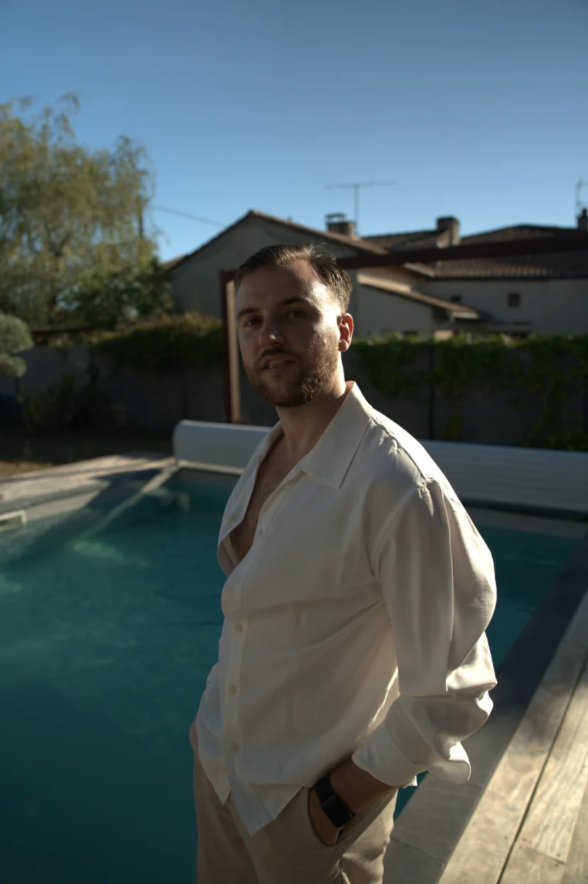 Théo Bayoux, main dans la poche, au bord de la piscine