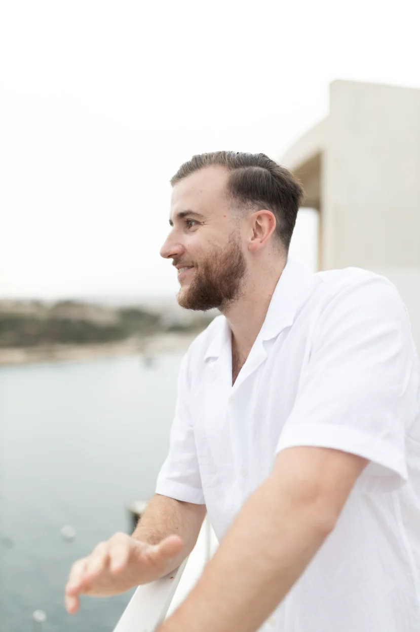 Théo Bayoux de profil, accoudé à la rambarde, face à la mer
