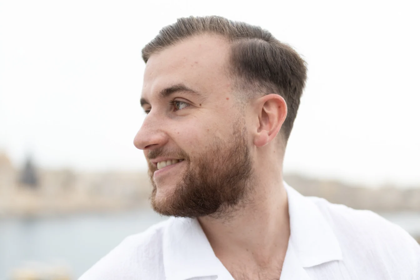 Théo Bayoux de profil, souriant