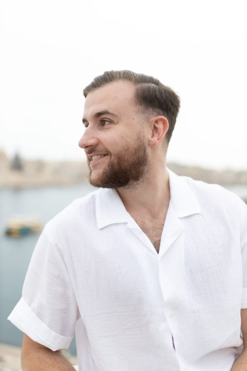Théo Bayoux souriant, de trois quarts, devant la mer