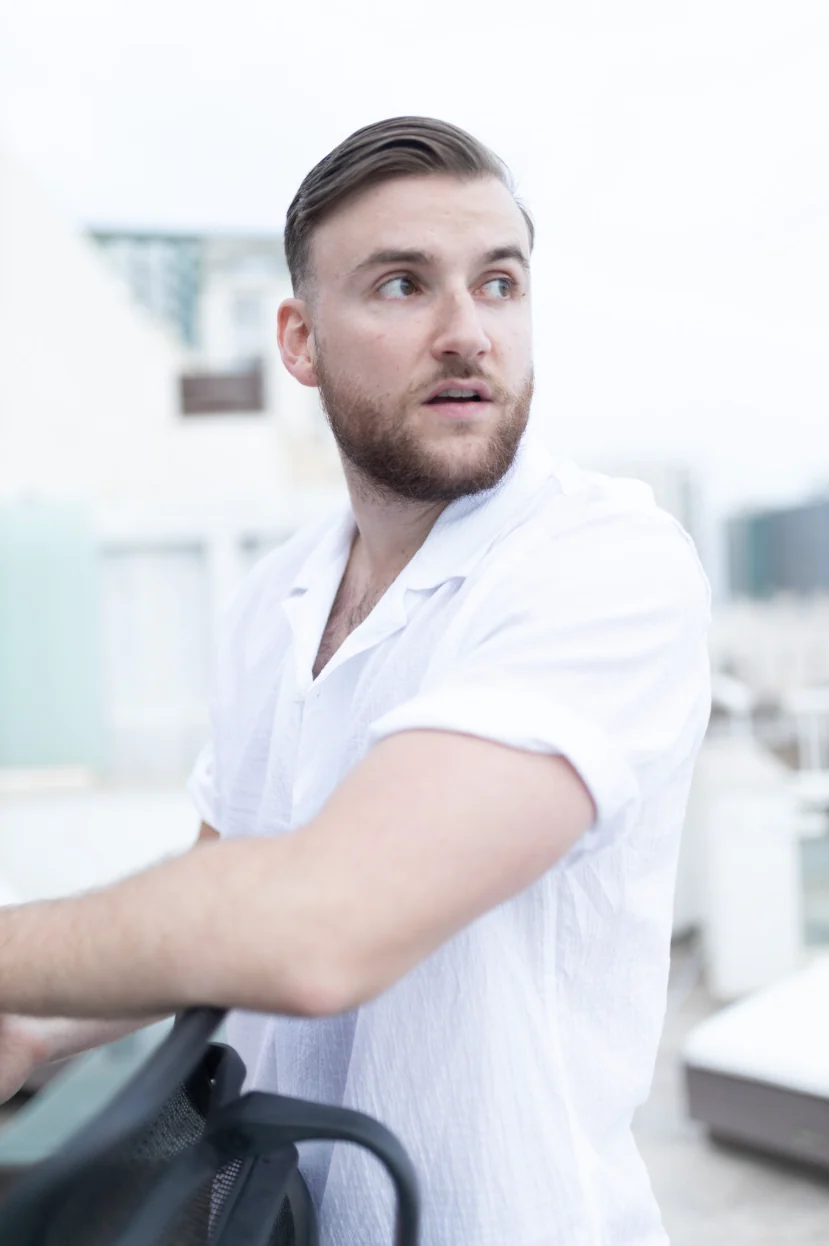Théo Bayoux qui se retourne, regard attentif