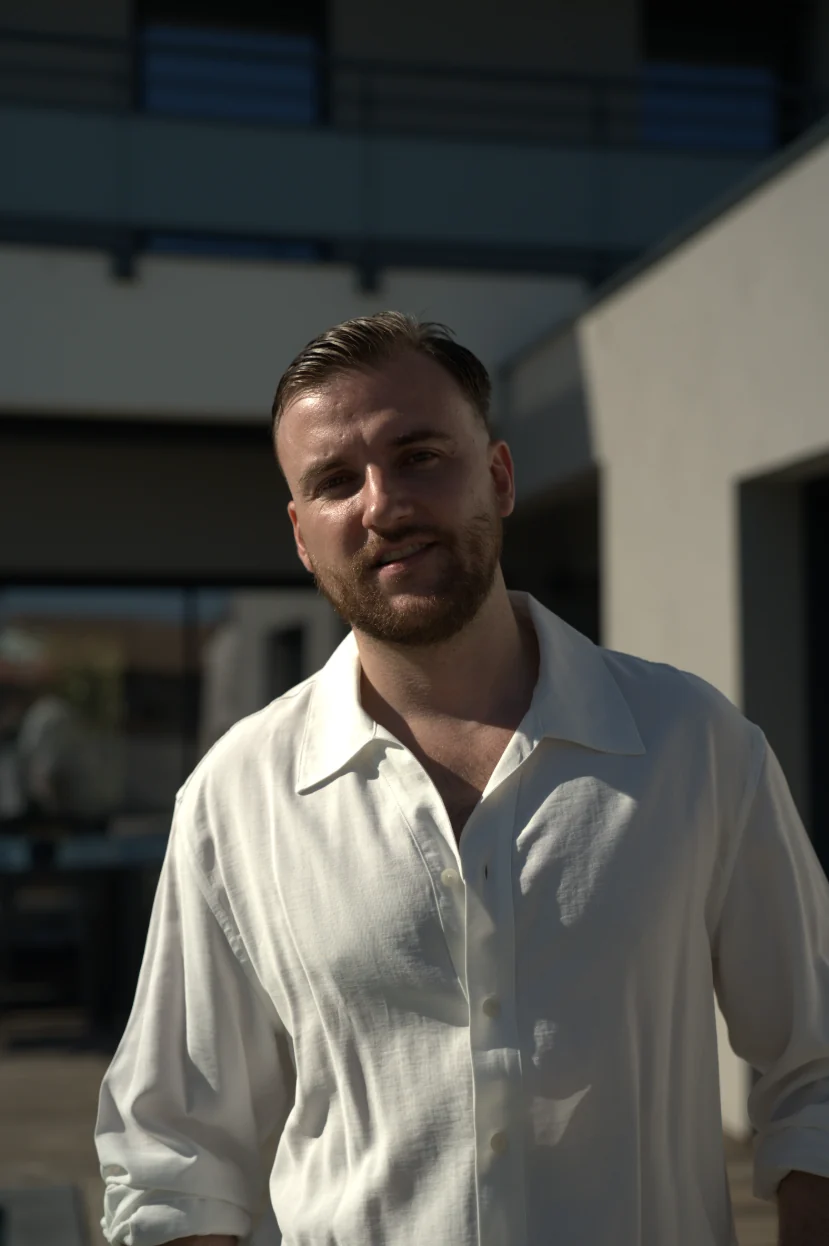 Théo Bayoux au soleil, en chemise blanche