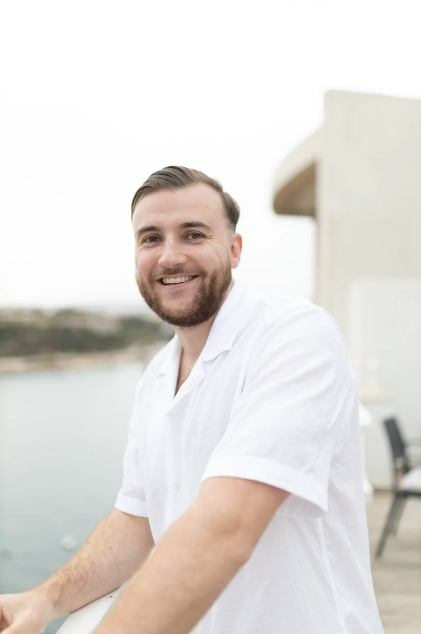 Théo Bayoux souriant sur une terrasse au bord de la mer