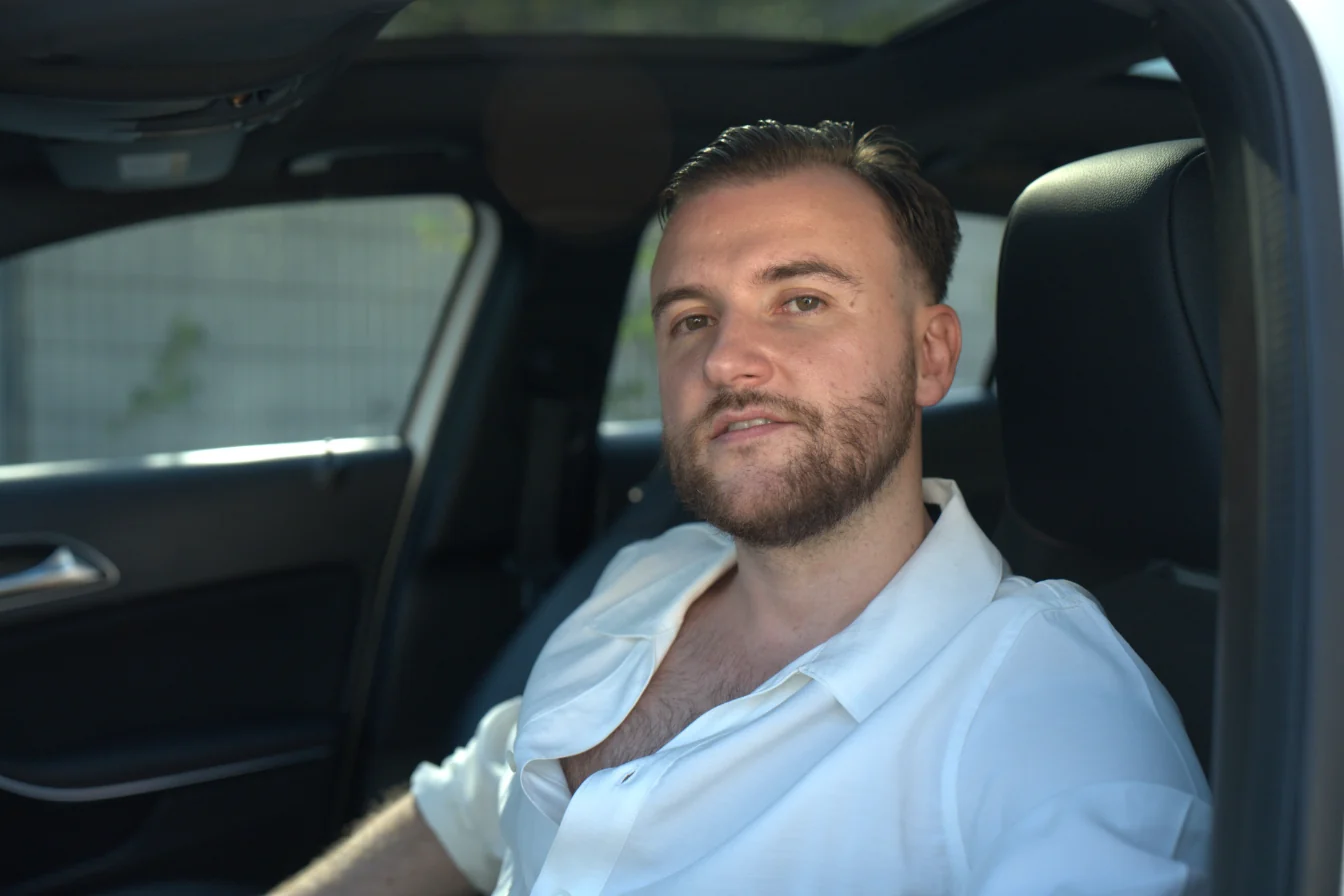 Théo Bayoux au volant de sa voiture